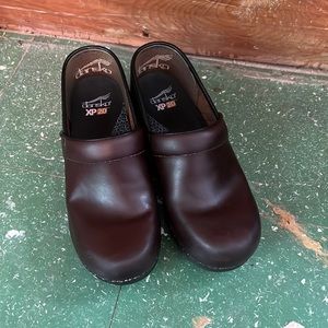 Dansko XP 2.0 dark auburn/brown with black sole 8 38